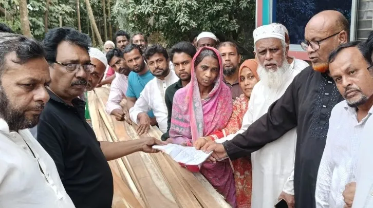 বরগুনায়  অগ্নিকাণ্ডে ক্ষতিগ্রস্ত নারীর পাশে প্রফেসর নুর শাহানা